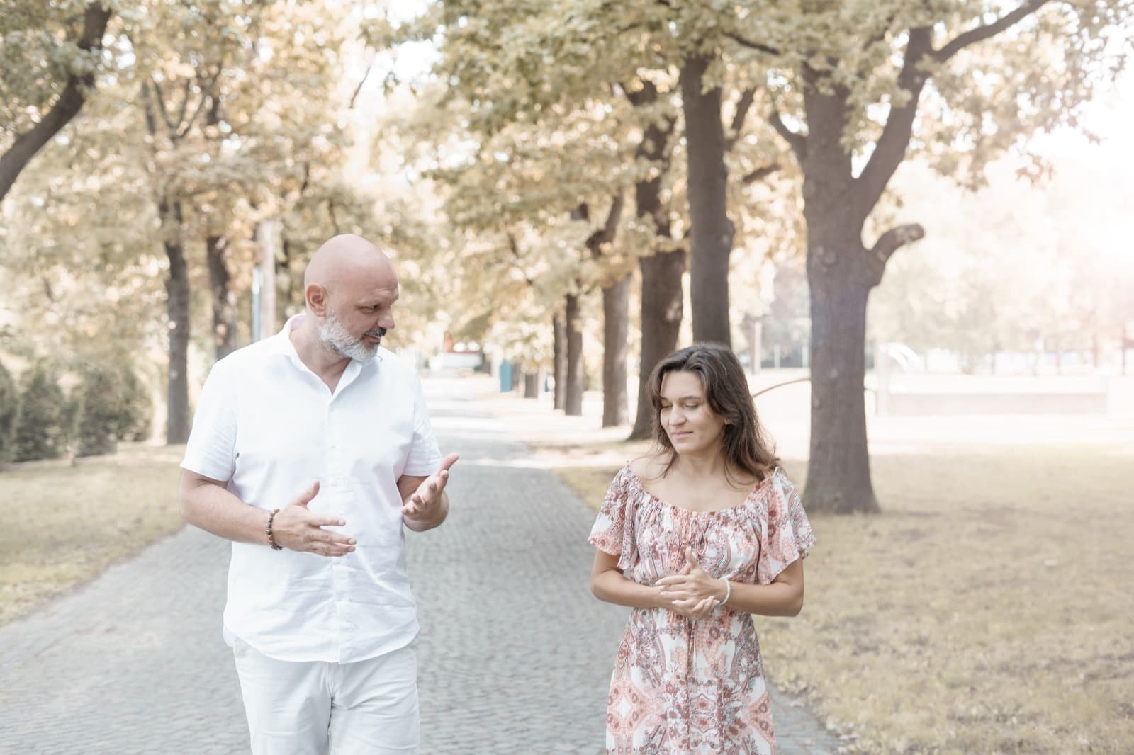 Roman Kreter im Coaching-Gespräch beim Spaziergang im Park